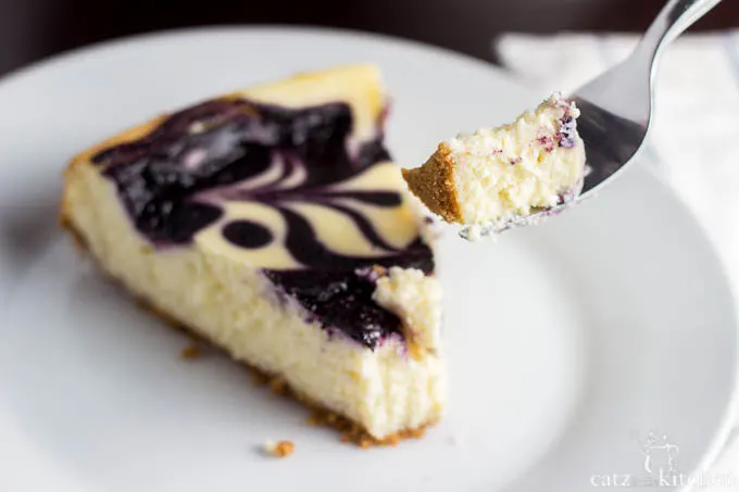 Blueberry Swirl Cheesecake | Catz in the Kitchen | catzinthekitchen.com #cheesecake