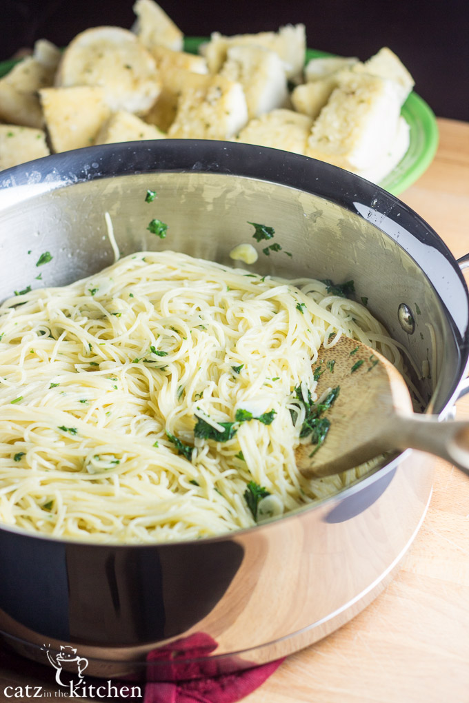 Spaghettini with Garlic, Olive Oil, & Parsley | Catz in the Kitchen | catzinthekitchen.com #ComfortFood