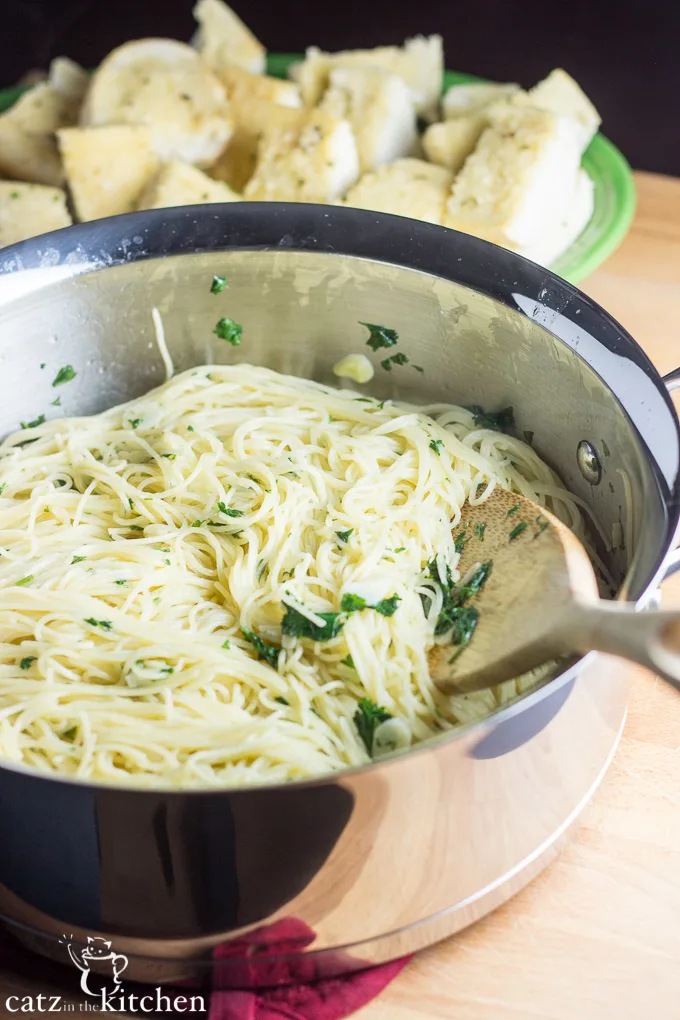 Spaghettini with Garlic, Olive Oil, & Parsley | Catz in the Kitchen | catzinthekitchen.com #ComfortFood