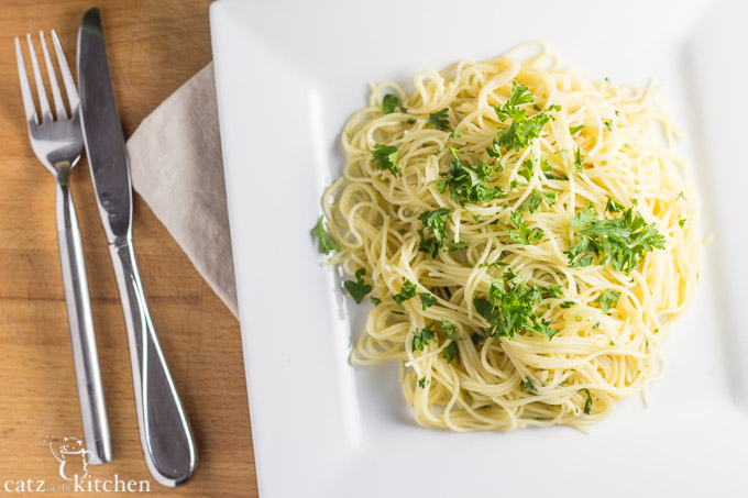 Spaghettini with Garlic, Olive Oil, & Parsley | Catz in the Kitchen | catzinthekitchen.com #ComfortFood