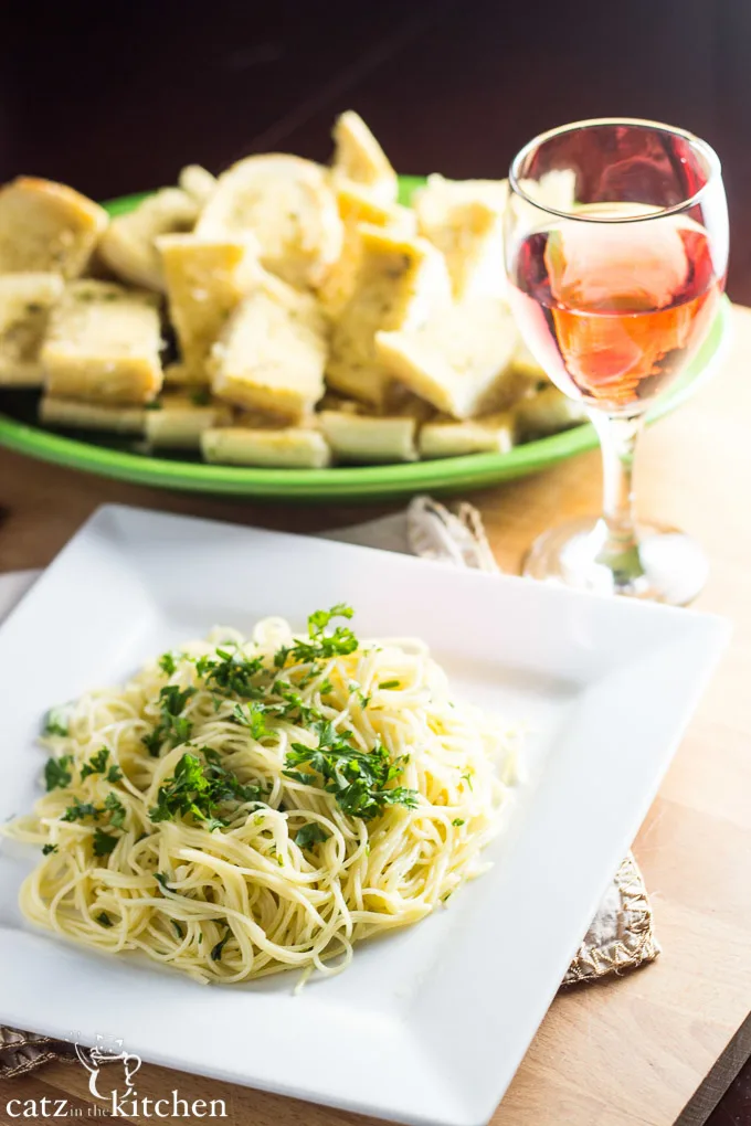 Spaghettini with Garlic, Olive Oil, & Parsley | Catz in the Kitchen | catzinthekitchen.com #ComfortFood