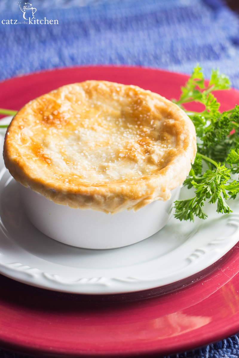 Mini Turkey Pot Pies | Catz in the Kitchen | catzinthekitchen.com | #potpie #leftovers #turkey