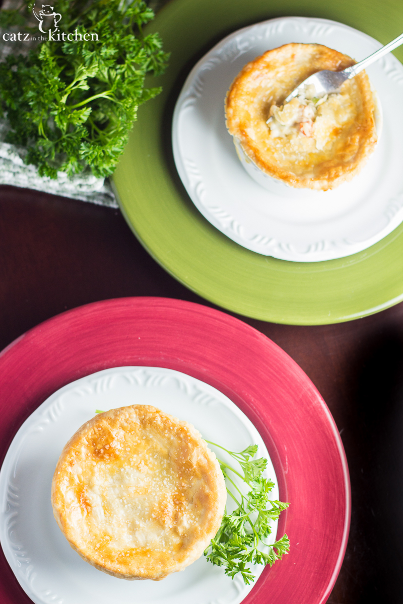 Mini Turkey Pot Pies | Catz in the Kitchen | catzinthekitchen.com | #potpie #leftovers #turkey