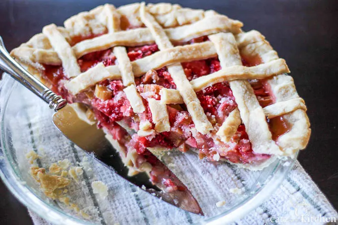 Rhubarb & Strawberry Pie | Catz in the Kitchen | catzinthekitchen.com #pie