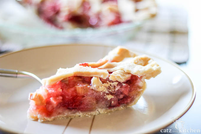 Rhubarb & Strawberry Pie | Catz in the Kitchen | catzinthekitchen.com #pie