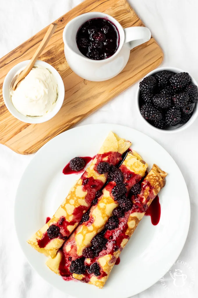 berry crêpes with cream