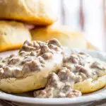 Easy Biscuits & Gravy | Catz in the Kitchen | catzinthekitchen.com | #Gravy #Recipe #Breakfast #Biscuits