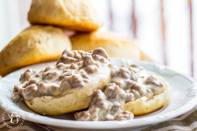 Easy Biscuits & Gravy | Catz in the Kitchen | catzinthekitchen.com | #Gravy #Recipe #Breakfast #Biscuits