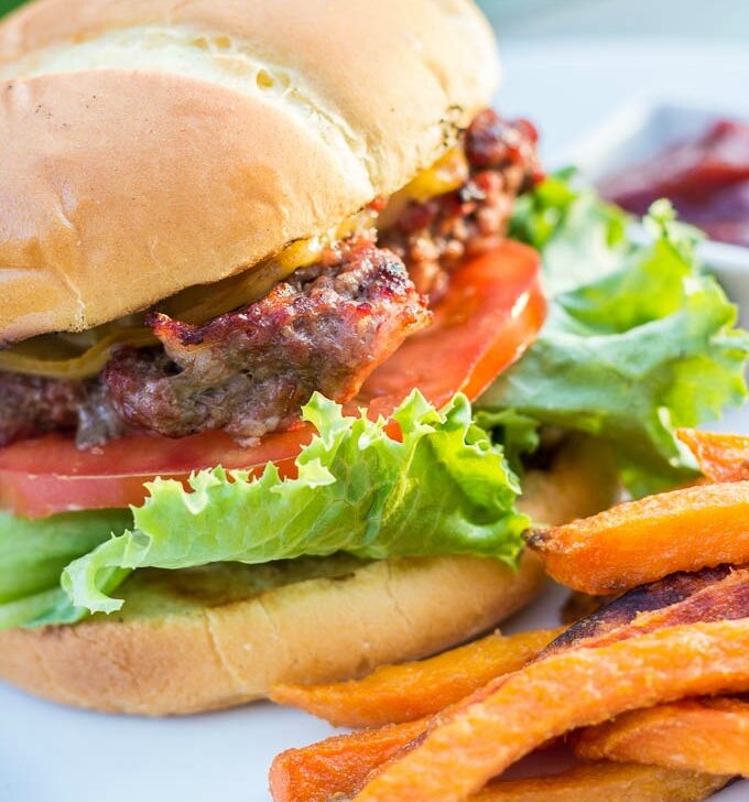 Bacon Gouda Burgers | Catz in the Kitchen | catzinthekitchen.com | #recipe #burgers #gouda #grilling