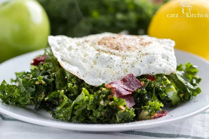 Kale Breakfast Salad | Catz in the Kitchen | catzinthekitchen.com #Kale
