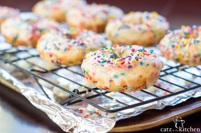 Homemade Funfetti Donuts | Catz in the Kitchen | catzinthekitchen.com #donuts