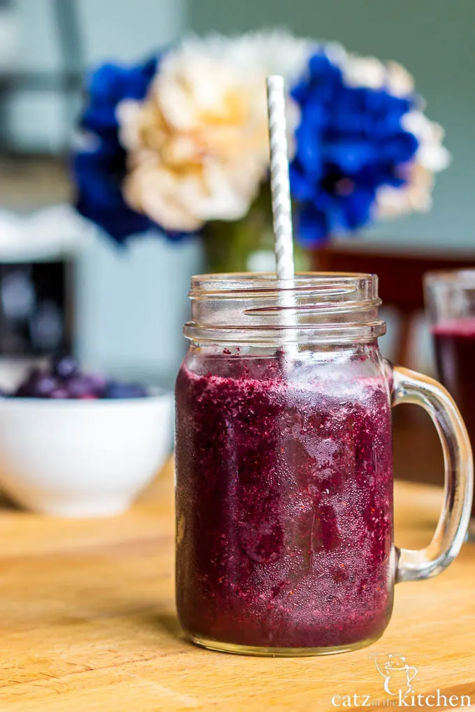 Blueberry Pomegranate Smoothies | Catz in the Kitchen | catzinthekitchen.com #smoothies