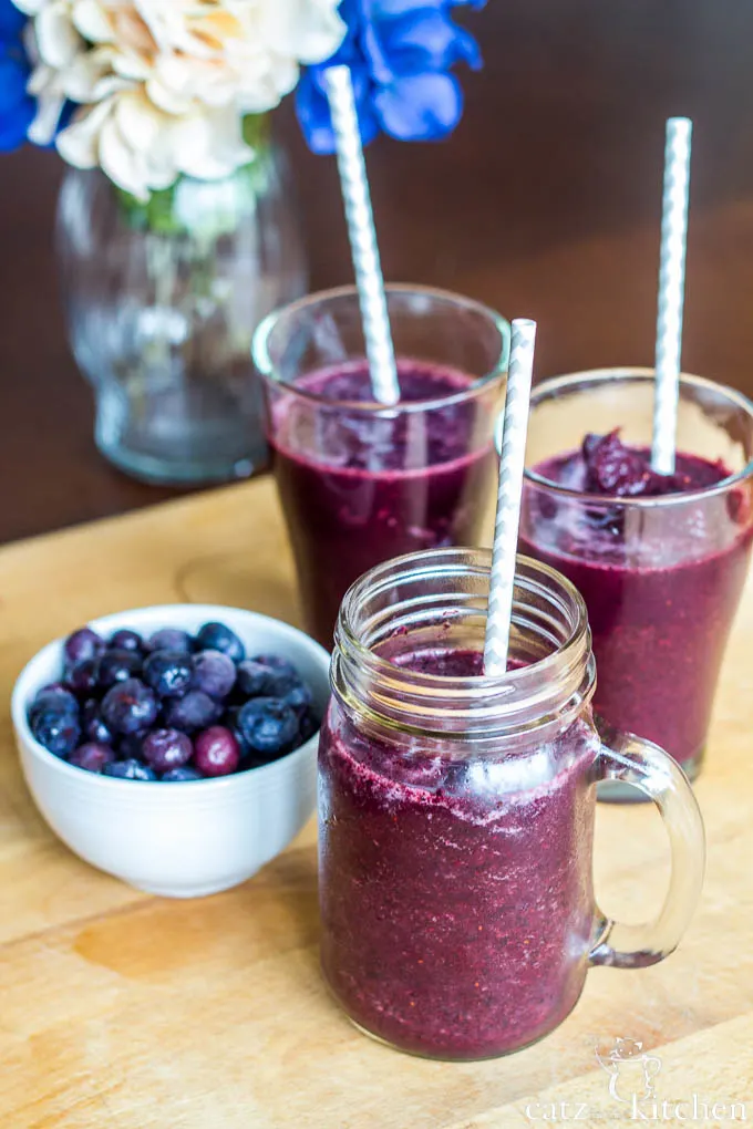 Blueberry Pomegranate Smoothies | Catz in the Kitchen | catzinthekitchen.com #smoothies