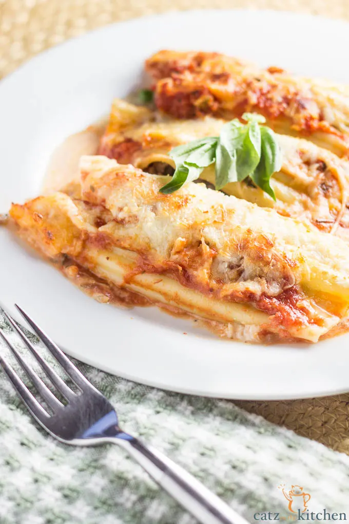 Sausage & Pea Manicotti | Catz in the Kitchen | catzinthekitchen.com #pasta