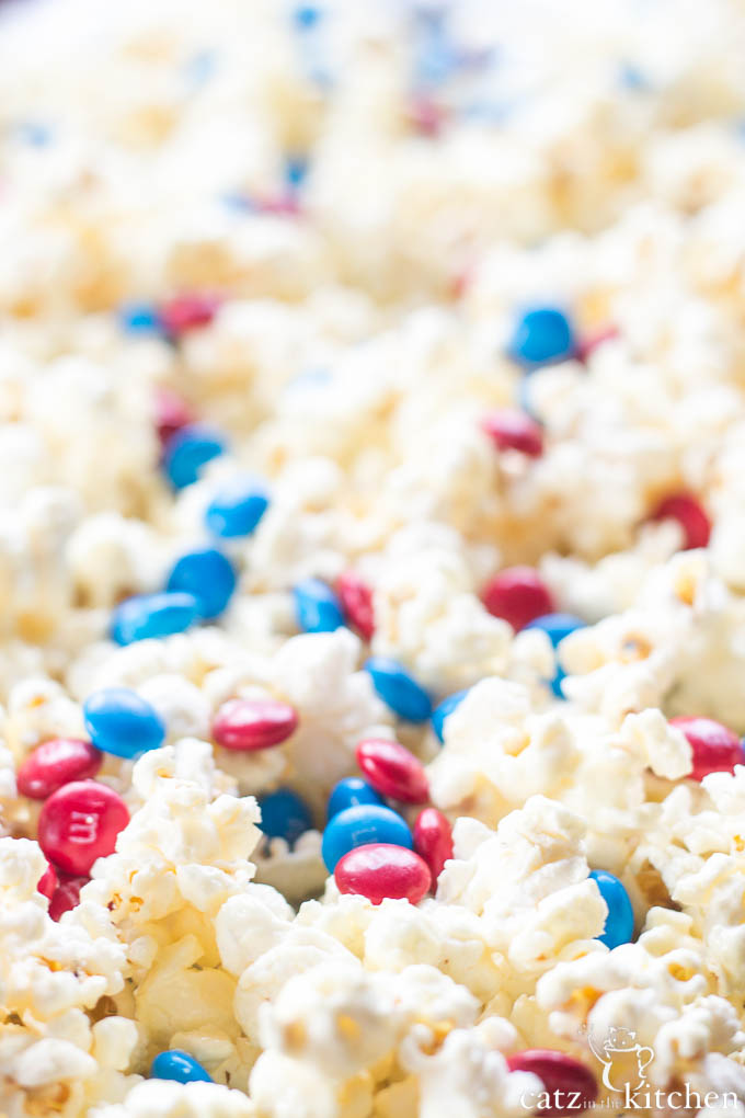 4th of July Favor: Patriotic Popcorn | Evermine Blog | www.evermine.com #ediblegift #independenceday #recipe