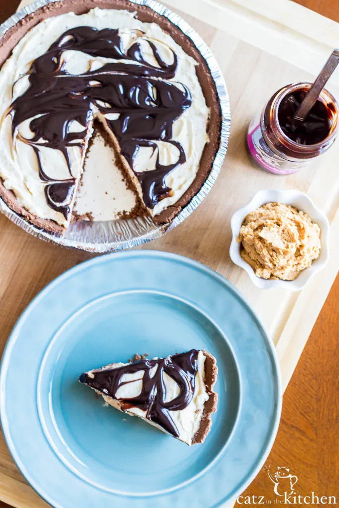 Peanut Butter & Fudge Swirl Pie | Catz in the Kitchen | catzinthekitchen.com #FathersDay