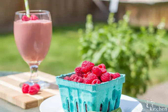 Raspberry & Basil Smoothies | Catz in the Kitchen | catzinthekitchen.com | #ORberries