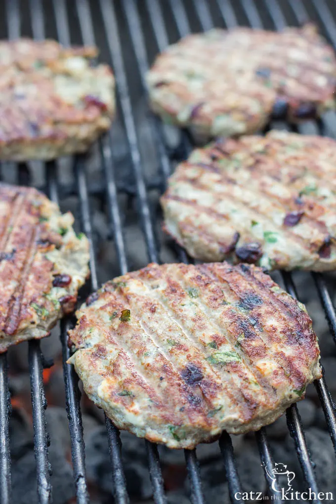 Mediterranean Turkey Burgers | Catz in the Kitchen | catzinthekitchen.com | #burgers