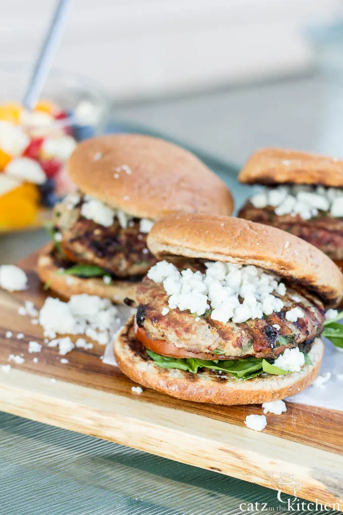 Mediterranean Turkey Burgers | Catz in the Kitchen | catzinthekitchen.com | #burgers