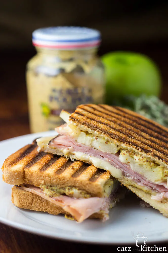 Ham, Gruyère, & Apple Panini | Catz in the Kitchen | catzinthekitchen.com | #sandwich #panini #Gruyère