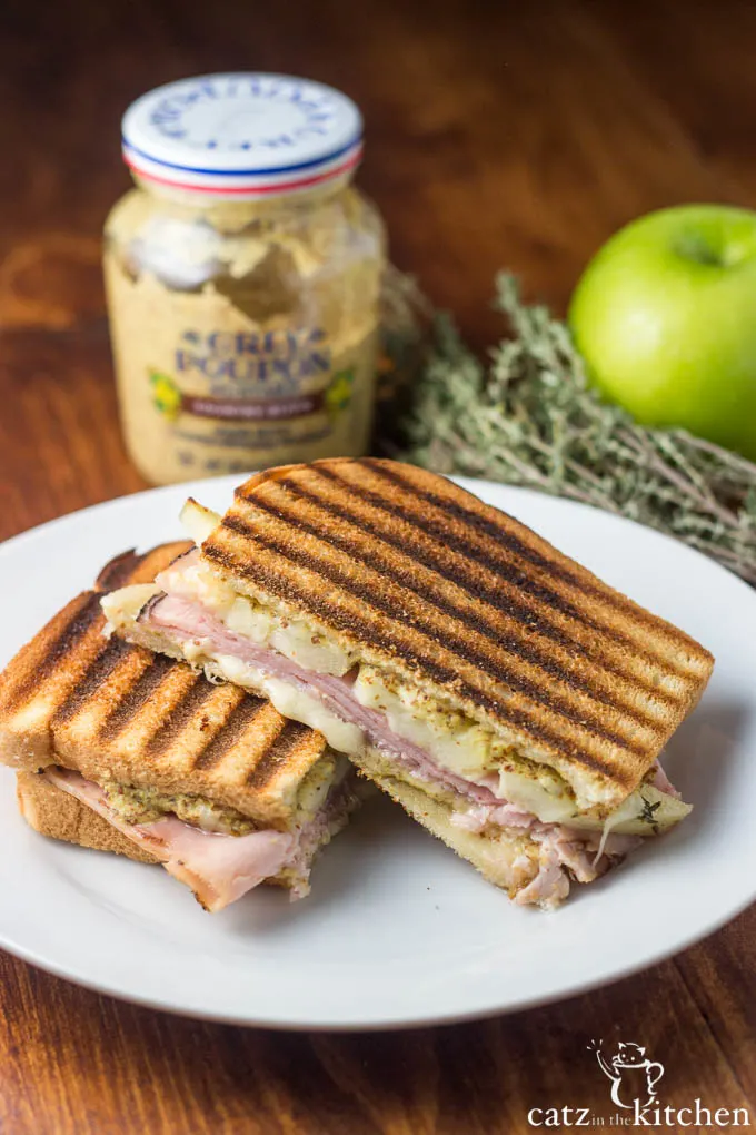 Ham, Gruyère, & Apple Panini | Catz in the Kitchen | catzinthekitchen.com | #sandwich #panini #Gruyère