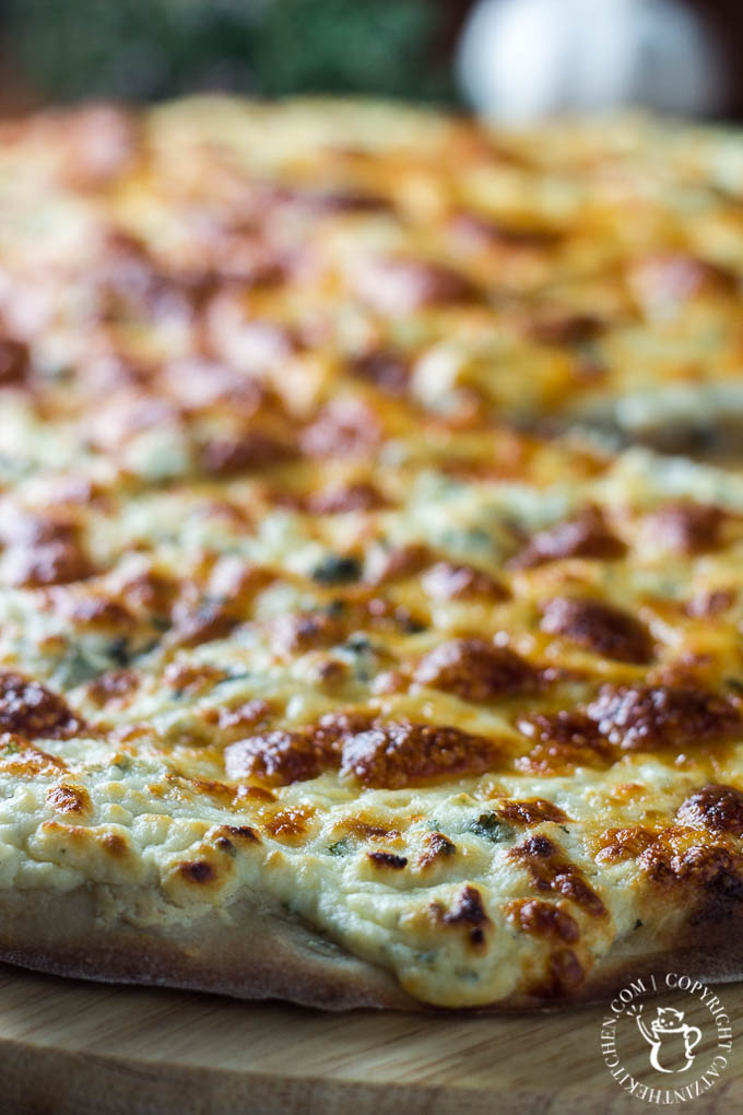 Garlic Three Cheese Pizza | Catz in the Kitchen | catzinthekitchen.com | #recipe #cheese #garlic #pizza