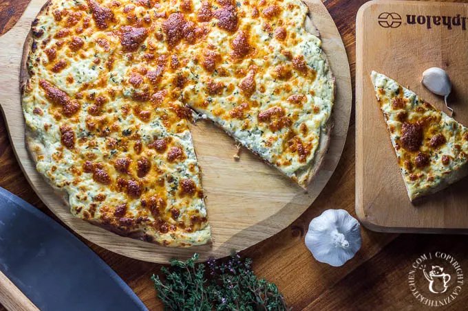 Garlic Three Cheese Pizza | Catz in the Kitchen | catzinthekitchen.com | #recipe #cheese #garlic #pizza