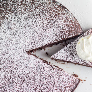 Need a dessert that's easy, yet complex, not too sweet, but totally addictive? This Chocolate Red Wine Cake is for you...