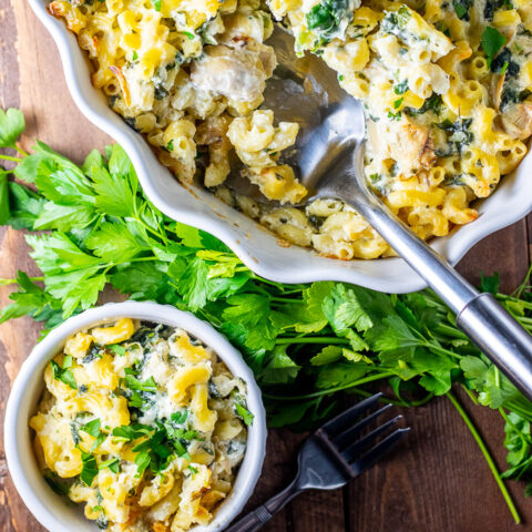 Trying find a way to satisfy both the carnivores and vegetarians at your table? We think this Spinach Artichoke Mac and Cheese will do the trick!