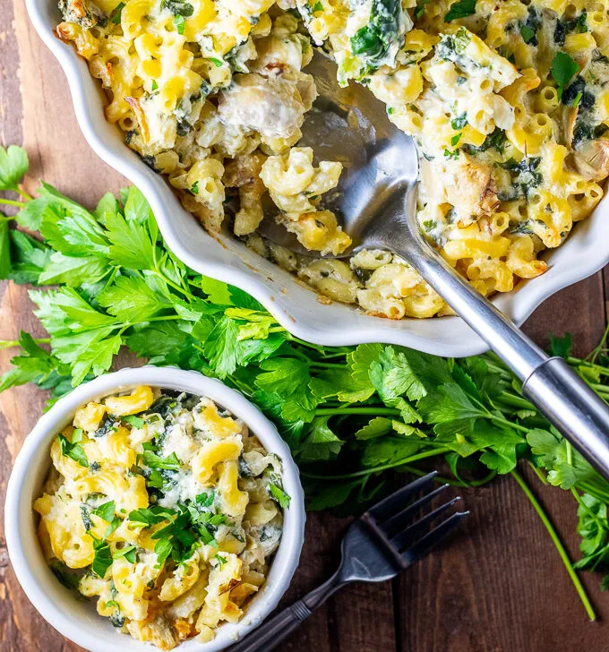 Trying find a way to satisfy both the carnivores and vegetarians at your table? We think this Spinach Artichoke Mac and Cheese will do the trick!