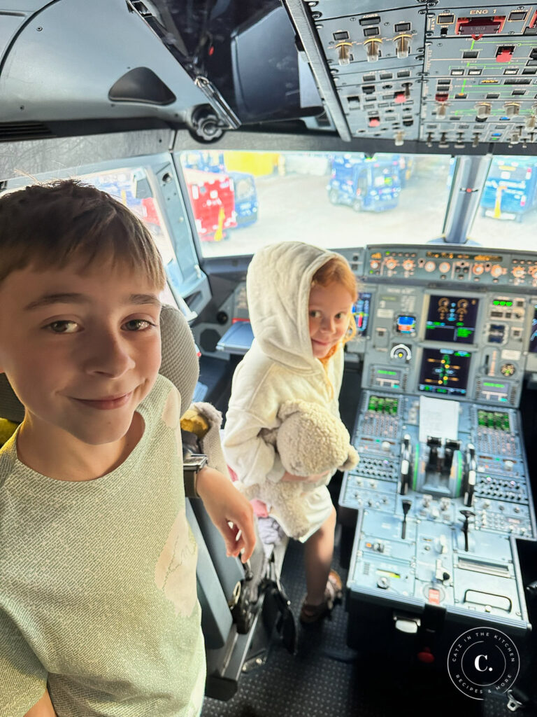 Christian and Ruby in the cockpit of a Boeing 737